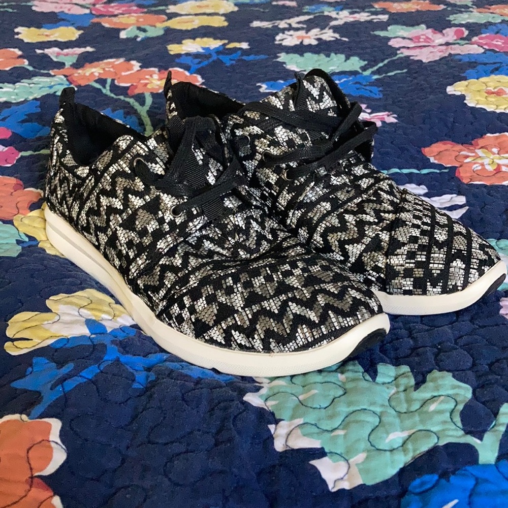 Black and white Toms size 10